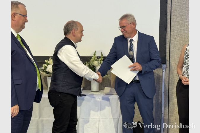 Stadtverordnetenvorsteher Georg Reuter (rechts), hier bei der Verleihung der Rathausplakette in Bronze an den Stadtverordneten Thomas Abicht, berichtete ausführlich über die bewegte Geschichte Eddersheims.