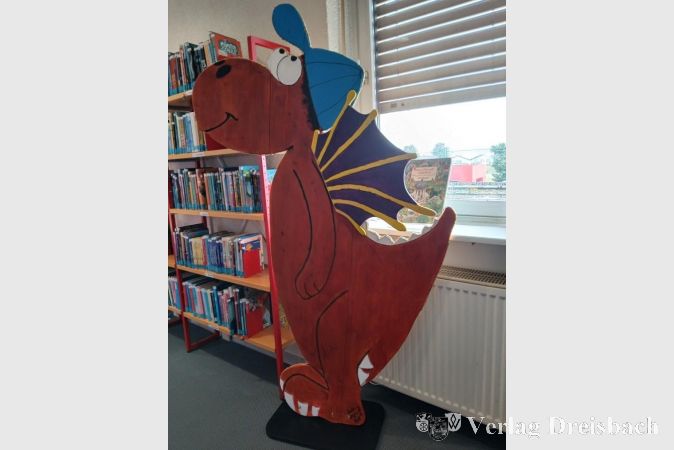 Der kleine Drache Kokosnuss ist in die Gemeindebücherei eingezogen.