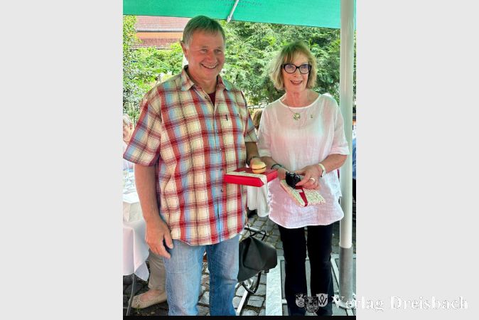 Der scheidende Präsident Dr. Wolfgang Mazur mit der neuen Präsidentin Hedi Bender.