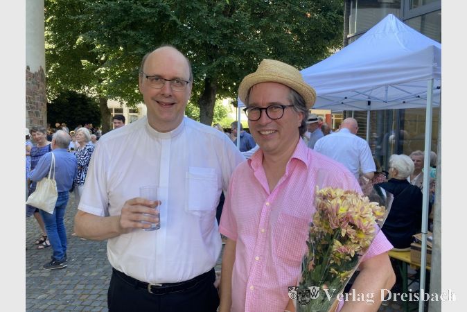 Beim Fest der Begegnung nach dem Gottesdienst. Pfarrer Andreas Klee (links) freute sich, Jens Meilinger zu begrüßen, den er aus seiner Zeit als Kaplan in Hadamar kennt.