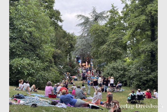 Musikfreunde im ganzen Freizeitpark: Auch aus größerer Entfernung zur Bühne genossen viele Menschen aufmerksam die mitreißenden Songs der auftretenden Bands.