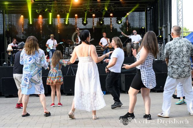 "Kharma" bat am Freitagabend auf die Tanzfläche direkt vor der Bühne.