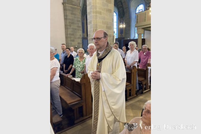 Pfarrer Klee in seinem neuen Messgewand, einem Geschenk der Gemeinde St. Martinus zu seinem Jubiläum, beim Einzug in die Kirche.