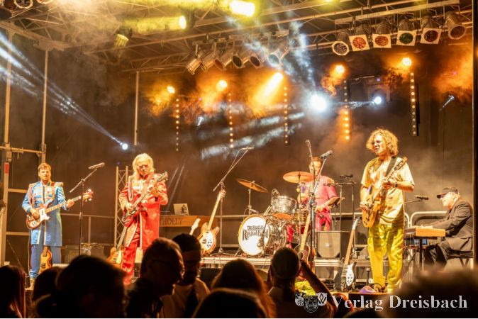 Im zweiten Teil ihres Auftritts am Samstagabend packte die "Beatles Revival Band" ihre Sgt. Pepper-Kostüme aus.