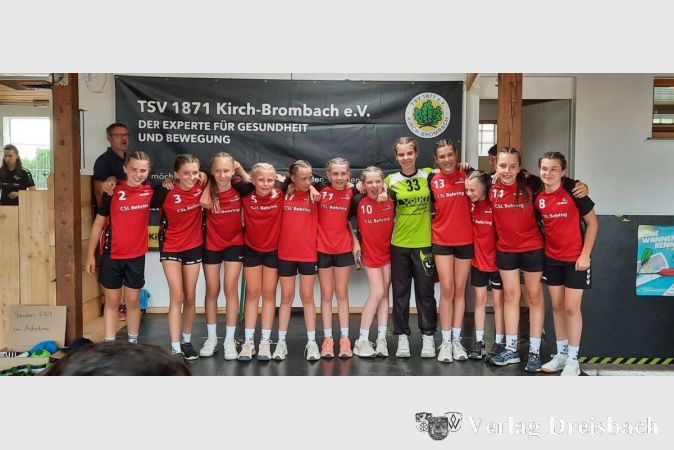 Jubel bei der weiblichen D-Jugend: Sie gewannen den "Schmucker-Cup".