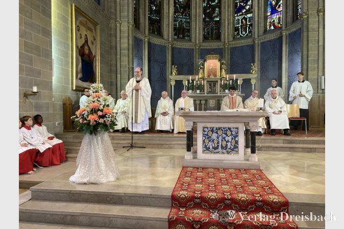 Pfarrer Andreas Klee begrüßt die Gemeinde beim Festgottesdienst zu seinem 30. Priesterjubiläum.