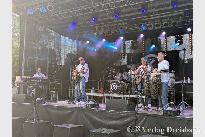 Am Freitagabend eröffnete die Band "Kharma" das dreitägige Musikfest.