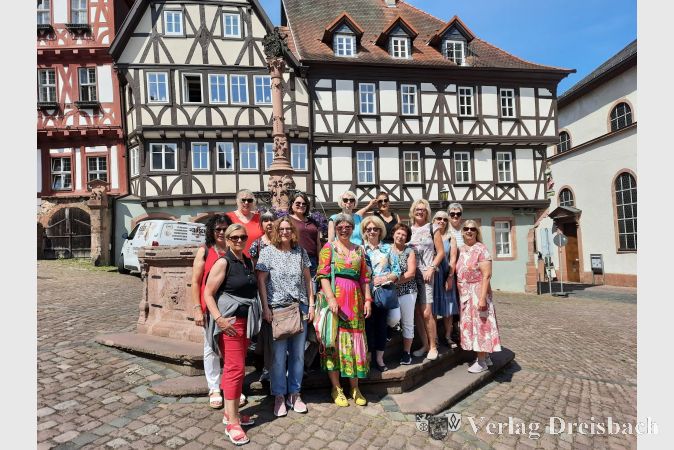 Am Schnatterlochbrunnen in Miltenberg kamen die Teilnehmerinnen der Frauenfitnessabteilung der SG DJK Hattersheim bei der DJK-Frauenfahrt des Diözesanverbands Limburg zum Foto zusammen.