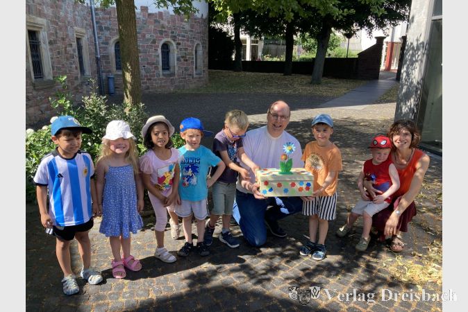 Zur Vorbereitung auf das große Fest hatten die Kinder der Kita St. Martinus Hattersheim eine Spendenbox gebastelt, die sie schon am Mittwoch dem Pfarrer gemeinsam mit der Kita Leiterin, Martina Schäfer-Nägel, überreichten.