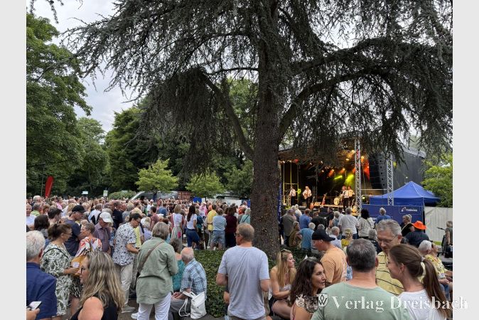 Voller Park am Samstagabend zum Auftritt der "Beatles Revival Band".