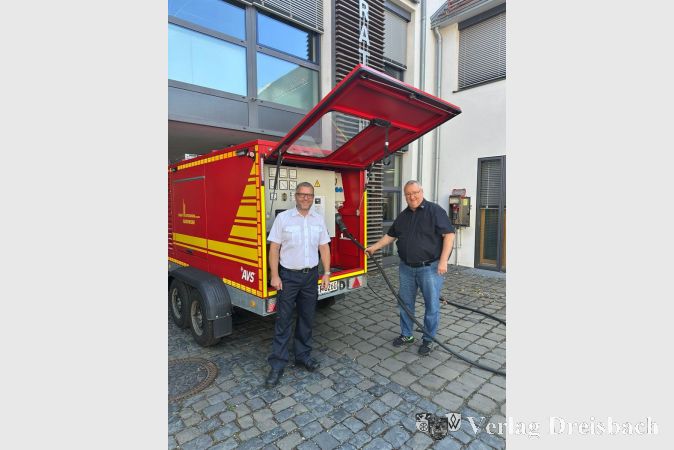 Stadtbrandinspektor David Tisold und Bürgermeister Klaus Schindling vor dem neuen Feuerwehranhänger.