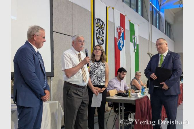 V.l.n.r.: Stadtverordnetenvorsteher Georg Reuter, der Ehrenstadtverordnete Bernd Seel, die Erste Stadträtin Heike Seibert und Bürgermeister Klaus Schindling bei der Stadtverordnetenversammlung am 26. Juni in Eddersheim.