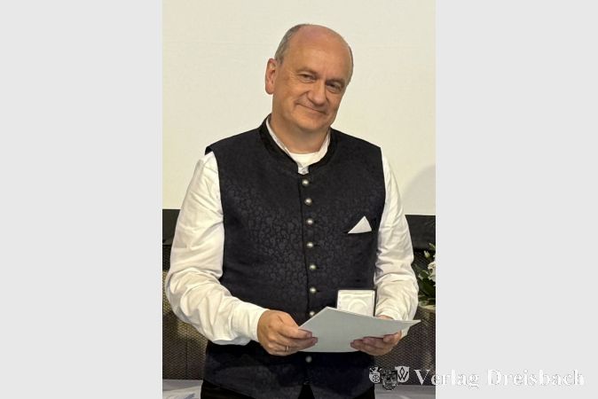 Der stellvertretende SPD-Fraktionsvorsitzende Thomas Abicht bekam die Rathausplakette in Bronze verliehen.