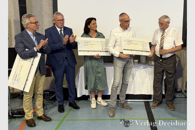 V.l.n.r.: Klaus Störch vom Haus Sankt Martin, Stadtverordnetenvorsteher Georg Reuter, Tanja Klemm von Eintracht Hattersheim, Bernd Beck von der TSG Eddersheim mit Bernd Seel, der auf seinen Ehrenring zugunsten von Spenden an wohltätige Zwecke verzichtete.
