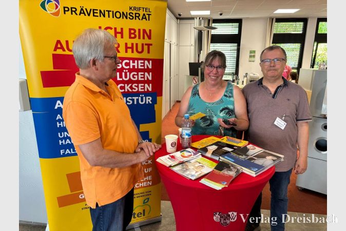 Die Krifteler Sicherheitsberater in der Filiale der Taunus Sparkasse.