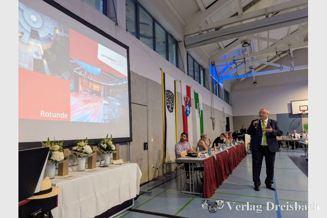 Im Rahmen der Stadtverordnetenversammlung am 26. Juni stellte Bürgermeister Klaus Schindling das Vermarktungskonzept für die Stadthalle vor.