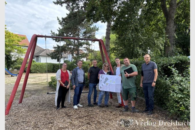 V.l.n.r.: Vertreterin der Spielgeräteherstellerfirma Kompan, der Erste Beigeordnete Martin Mohr, Sander van Overmeire von Vonovia, Ulla Russ von der Firma Pfeffer, Michael Knittel aus dem Bauamt, Franz Pfeffer von der Firma Pfeffer und Ivica Granic von Vonovia auf dem Spielplatzgelände vor dem Beginn der Bauarbeiten.