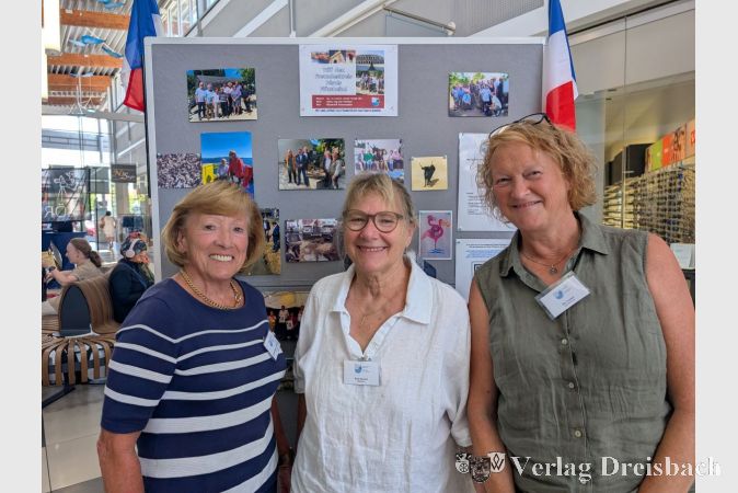 Französisches Flair in den Kolonnaden. Brigitte Wagner-Christmann (l.), Vorsitzende des Freundeskreises Pérols-Flörsheim, wirbt am Stand für Austauschprogramme, Weinproben und gemeinsame Kulturabende.
