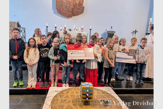 Die Erstkommunionkinder von St. Josef überreichen strahlend ihre Kollekte: 4 200 Euro für Familien in Trauer.