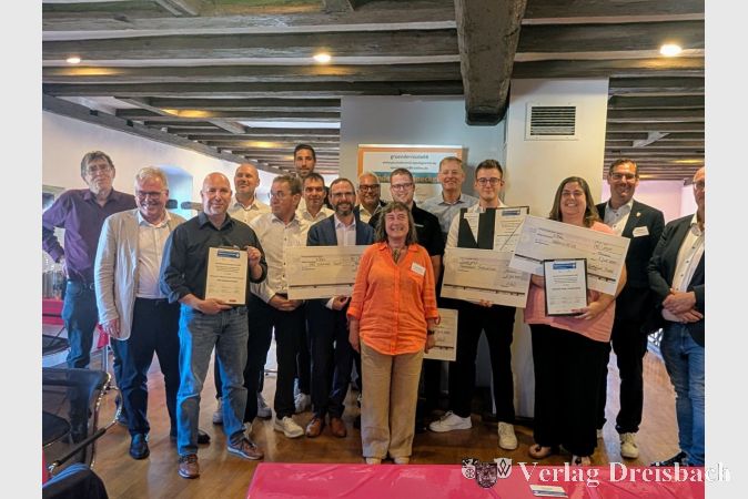 Alle Preisträger auf einen Blick: Die Gewinner des Gründerpreises Rhein-Main 2025 feiern gemeinsam mit Jury und Organisatoren im Saal der Alten Kirchschule in Flörsheim.