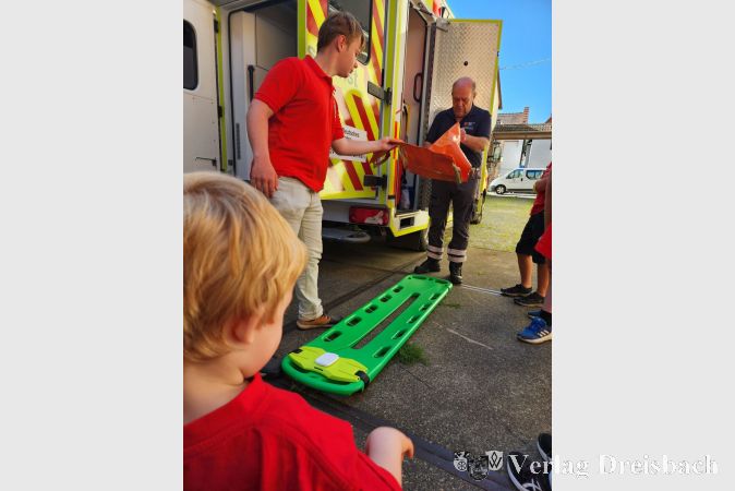 An der ersten Station wurde den Ferienspielkindern ein Rettungswagen vorgestellt.