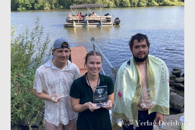 Die Sieger des Fischerstechens. 1. Platz: Natalie Ressel vom Reit- und Fahrverein Eddersheim, 2. Platz: Tim Hofmann von der Freiwilligen Feuerwehr Eddersheim (rechts), 3. Platz: Tobi Scherer von der TSG Eddersheim.