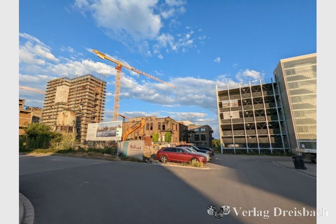Seit Jahren läuft die Entwicklung des Wohnquartiers auf dem ehemaligen Phrix-Gelände, das die Prinz von Preußen Grundbesitz AG vor neun Jahren erworben hatte. Seit 2021 sind die ersten Wohnungen dort bereits bewohnt, während andere Wohngebäude noch auf ihre Fertigstellung warten. Der Abschluss der Quartiersentwicklung war für Sommer 2027 geplant. Die Insolvenz des Vorhabenträgers wirft nun viele Fragen auf.