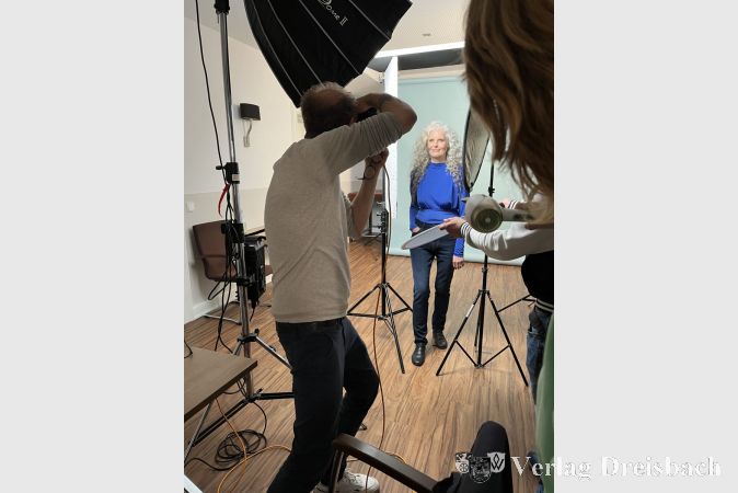 Auch Katharina Weil, Tanztherapeutin und Mitarbeiterin im Bereich Teilhabe, ist mit ihrer Geschichte und ihrem Portrait Teil der Ausstellung.
