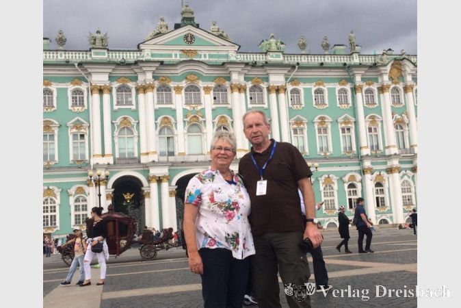 Das Ehepaar Mitsch vor dem Winterpalast in St. Petersburg. Am 22. Oktober zeigen sie einen Film von ihrer Reise zum Nordkap.