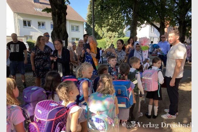 Die Klasse 1e mit ihrem Lehrer Felix Krebs bereit zum Abmarsch in den Klassenraum.