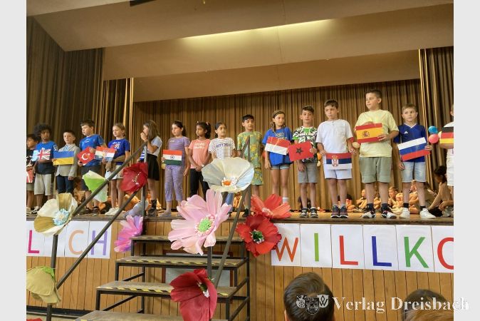 „Herzlich willkommen in der Lindenschule“ wurde von Schülern und Schülerinnen der dritten Klasse in vielen Sprachen vorgetragen.