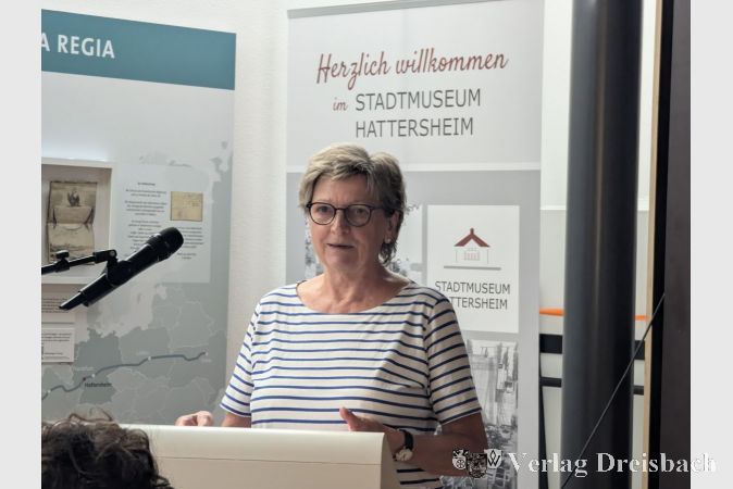 Ulrike Milas-Quirin, die 2. Vorsitzende des Hattersheimer Geschichtsvereins, hielt den Vortrag zur Werkssiedlung an der Eddersheimer Staustufe.