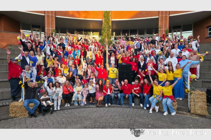 Gruppenfoto mit "Helau" zum 75. Jubiläum.