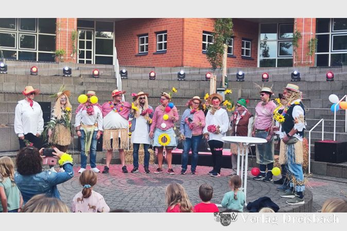 Die Kandidaten zur Wahl der schönsten Vogelscheuche.