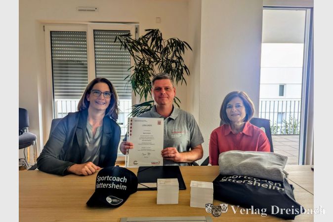 V.l.n.r.: Die Erste Stadträtin Heike Seibert, der neue Hattersheimer Sport-Coach Boris Raschke und Elke Radinger-Schulze vom Referat Jugend, Senioren und Soziales. Raschke bekam im Rahmen des Pressetermins am vergangenen Donnerstag auch die Urkunde zu seiner Berufung zum Sport-Coach der Stadt Hattersheim am Main vom Hessischen Ministerium für Familie, Senioren, Sport, Gesundheit und Pflege verliehen.
