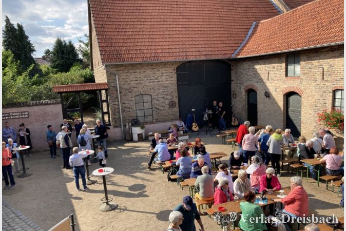 Besucher und Besucherinnen genossen das Fest in der Hofreite.