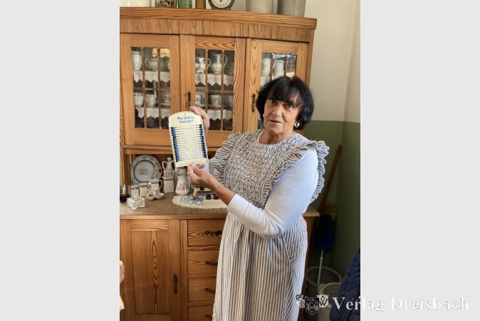 Brigitte Faller in „ihrer“ Küche in der Museumswohnung. Sie zeigt eine alte Einkaufsliste.