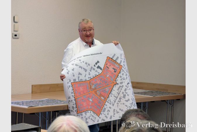 Bürgermeister Klaus Schindling verdeutlichte anhand der überschaubaren Größe des Plangebiets, um das es am Dienstagabend im Begegnungshaus ging, wie sehr ihn das außerordentlich große Interesse an der Infoveranstaltung beeindruckte.
