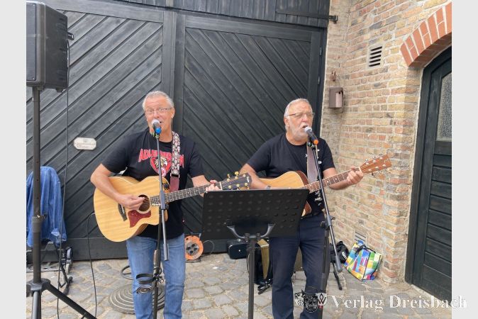 Markus Finger (links) und Klaus Irmer unterhielten die Gäste mit ihrer Musik.