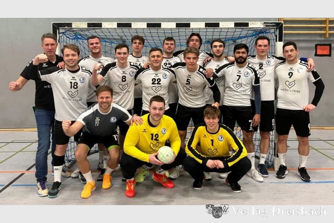 Die erfolgreiche 2. Herrenmannschaft der HSG Hochheim/Wicker nach Meisterschaft und Aufstieg in die Bezirksoberliga.
