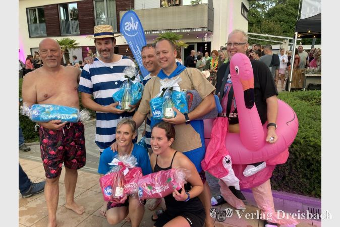 Siegerehrung. Alle Teilnehmenden hatten großen Spaß beim Flamingorennen. Von links: Frank Bechstein, Christian Seitz, Doreen Walther, Martin Mohr, Jessica Paul, Roland Stüben und Thomas Schönling.