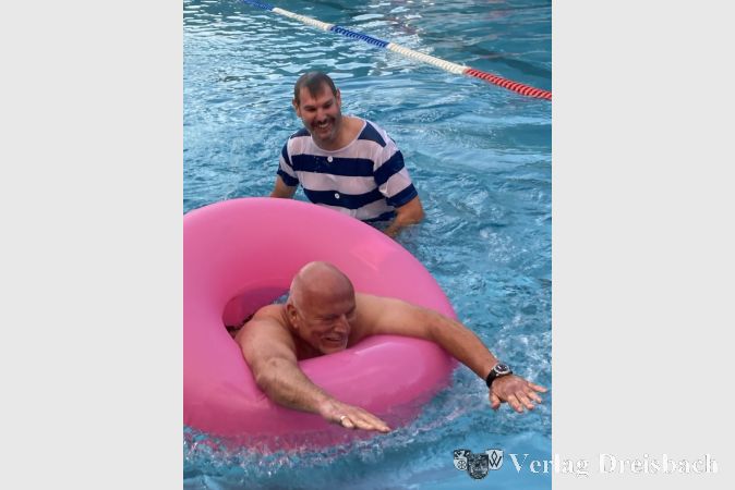 Christian Seitz hat das erste Rennen schon gewonnen und hilft Frank Bechstein mit seinem Flamingo ins Ziel. Ein Symbol für die gute Zusammenarbeit von VKS und Gemeinde Kriftel.