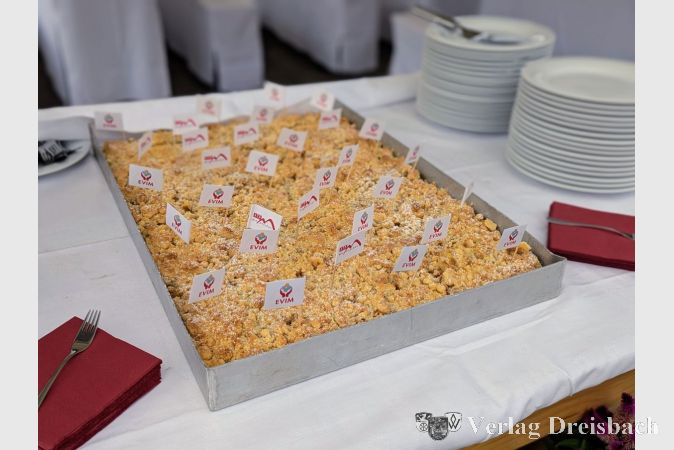 Auch der leckere Kuchen auf der großen Kaffeetafel stand gut sichtbar unter dem Eindruck des EVIM-Jubiläums.