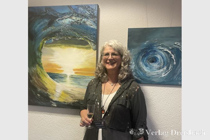 Birgit_Sighoff_vor ihren_Meer_Gemälden_FotovdLoo