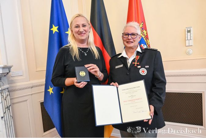 Staatsministerin Diana Stolz händigt das Verdienstkreuz am Bande an Monika Beisheim aus.
