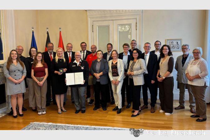 Monika Beisheim bei der Verleihung im Brüder-Grimm-Saal der Hessischen Staatskanzlei inmitten zahlreicher Freunde und Weggefährten.