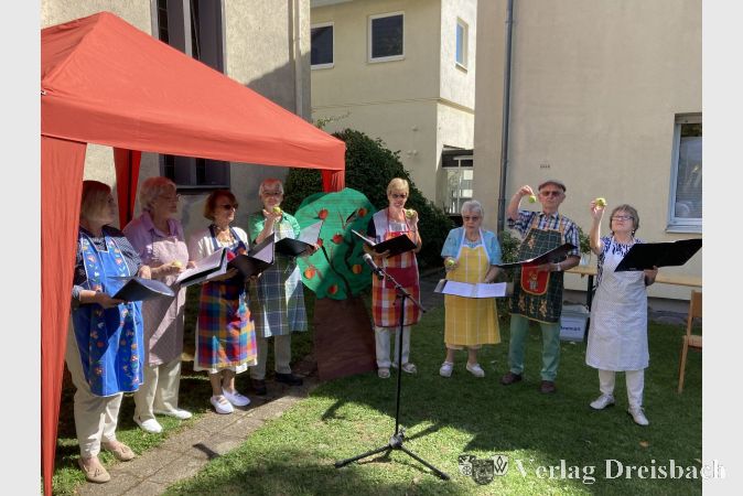 Durch fröhliche Lieder trug der Singkreis der Auferstehungsgemeinde zur guten Stimmung bei.