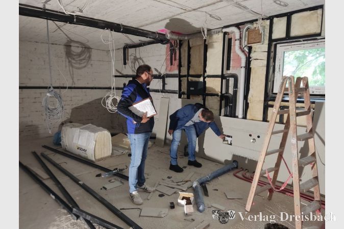Der Erste Beigeordnete Martin Mohr bei der Besichtigung der Baustelle im neuen Gastronomiebereich des ehemaligen Restaurants in der Kleinen Schwarzbachhalle.