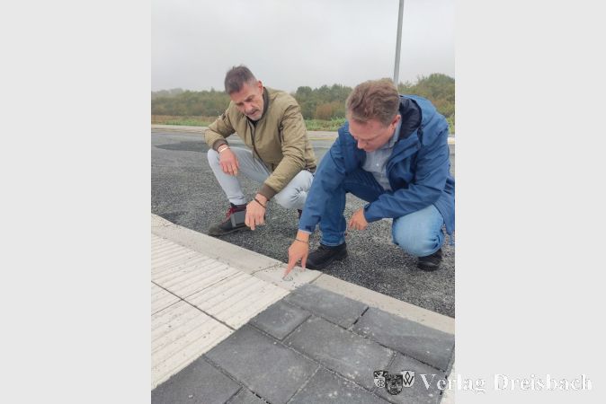 Barrierefreie Übergänge wurden an mehreren Stellen in den Bürgersteig integriert.