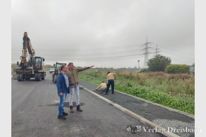 Michael Knittel zeigt Martin Mohr auf der Ispo-Straße mit Blick auf die künftigen Gewerbeflächen.